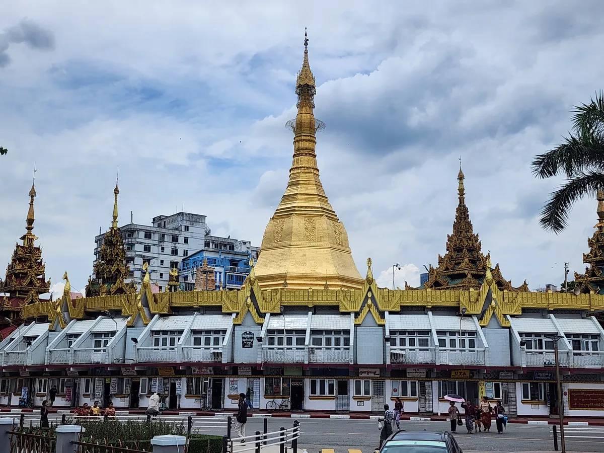 仰光市政厅远景，与佛塔相互呼应。