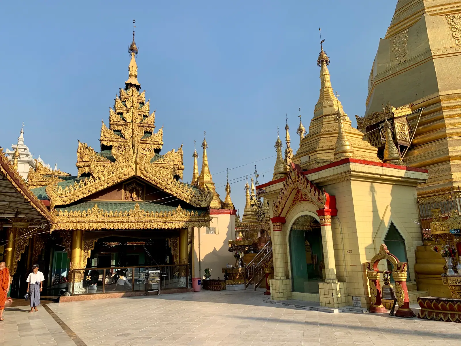 Sule Pagoda in Yangon, Myanmar (Burma) — စူးလေစေတီ အလုံးစုံမြင်ကွင်း - ရွှေထပ်ထီးထိပ်နှင့် မြို့လယ်ကို တစ်ခုတည်း မြင်ရသည်။
