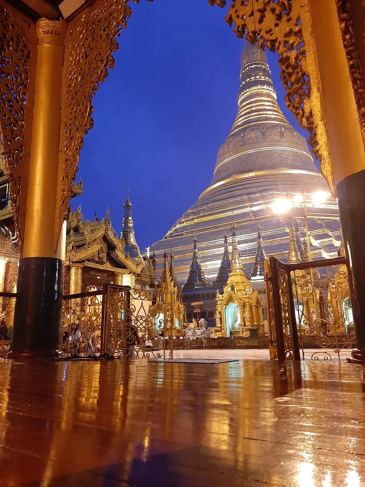 Sule Pagoda in Yangon, Myanmar (Burma) — မိုးလင်း လူအလားတင်း တိတ်ဆိတ်သော စေတီခုံးတန်း - တန်ဆောင်း၏ အသေးစိတ်ကို မိနစ်ရှည်ကြာ ရိုက်ကူးရန် အကောင်းဆုံး။